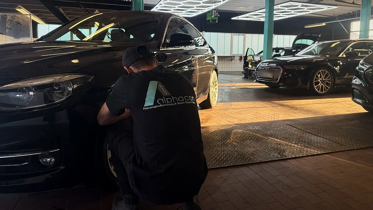 Smart Repair bei Alphacon in Wesel - Handarbeit am Fahrzeug