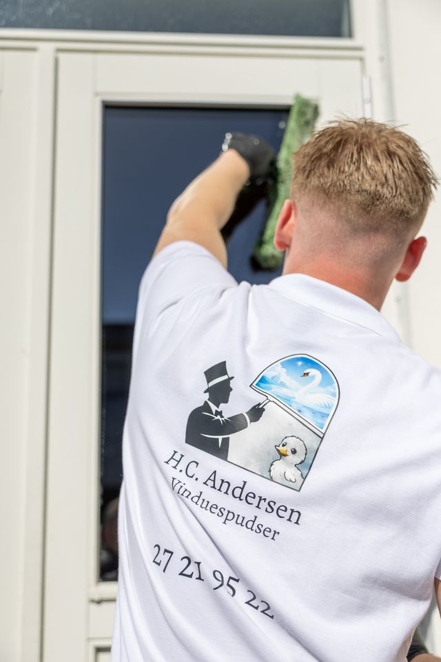 Philip pudser vinduer for erhverv på Fyn med logo på arbejdstøjet