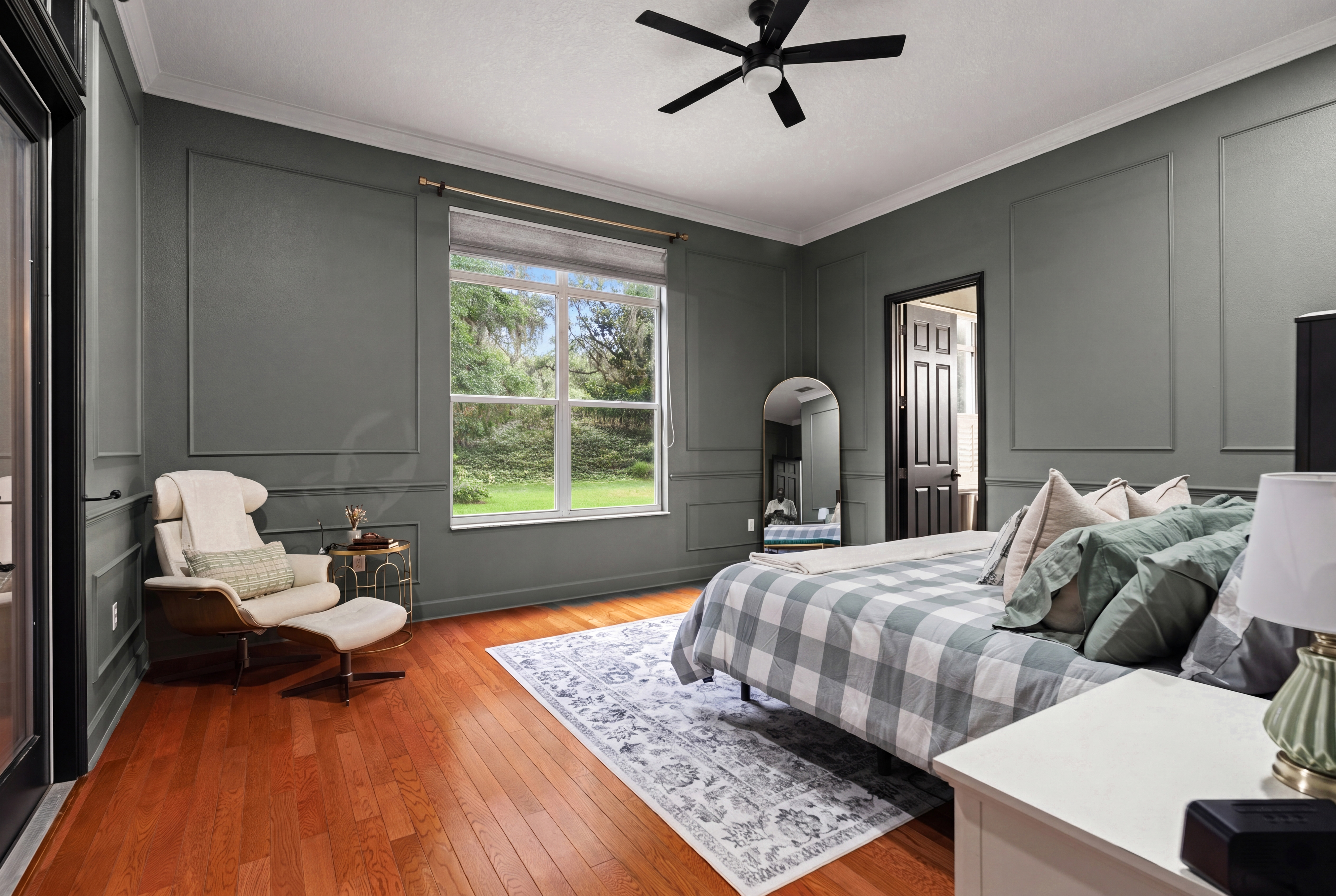 Vaulted ceiling primary suite bedroom