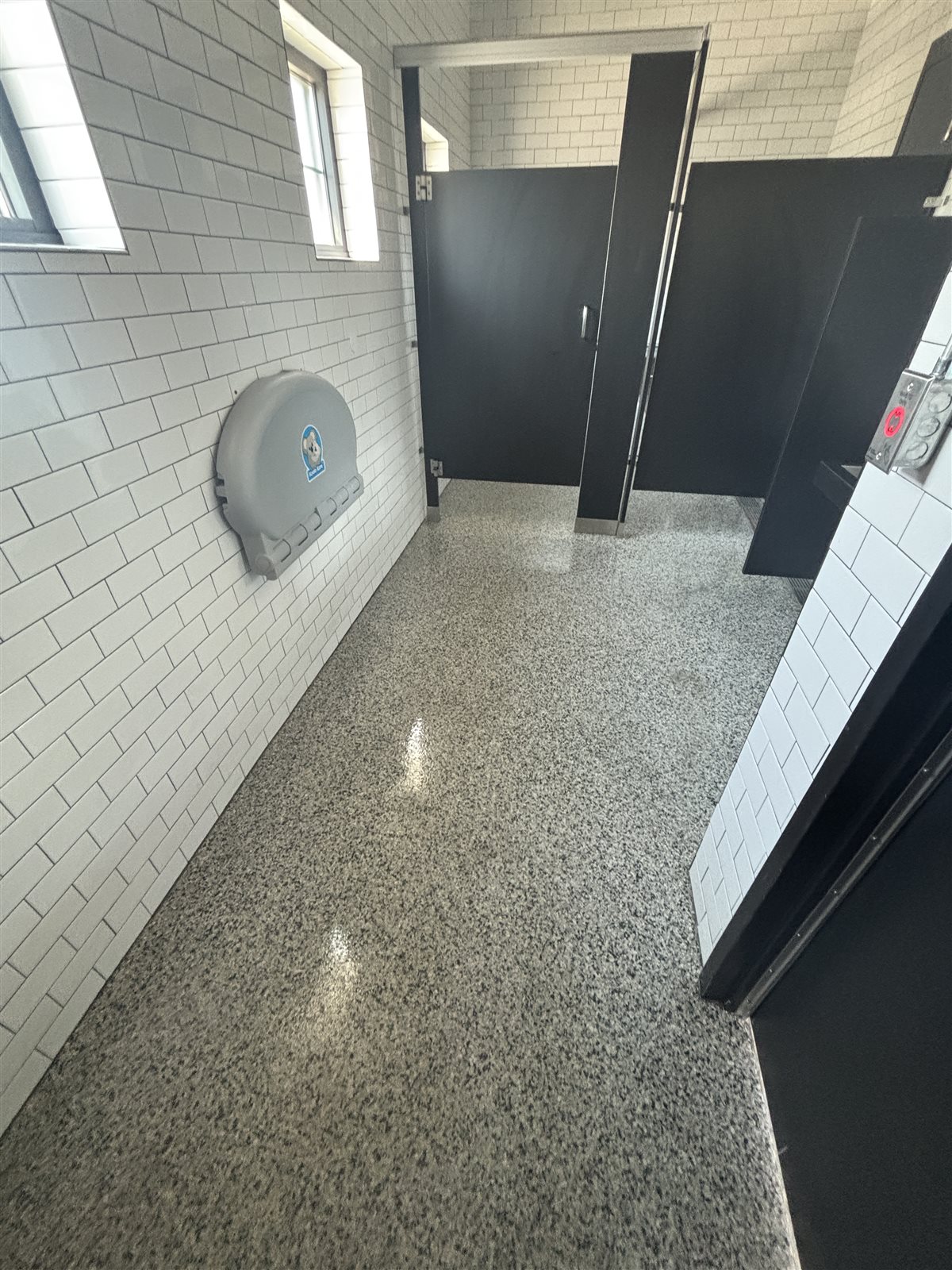 Finished flake epoxy floor in a Mansfield, TX public park restroom