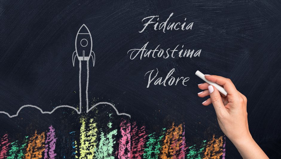 Lavagna con disegno a gesso di un razzo e parole “Fiducia, Autostima, Valore”, simbolo di crescita personale e fiducia in sé per superare la sindrome dell’impostore. Lavagna con disegno a gesso di un razzo e parole “Fiducia, Autostima, Valore”, simbolo di crescita personale e fiducia in sé per superare la sindrome dell’impostore.