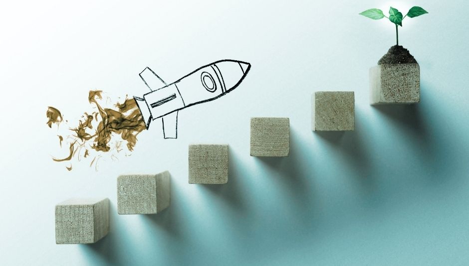 Illustrazione di un razzo disegnato a mano in decollo, con scia di fumo, su una scalinata di blocchi di pietra che sale verso una piantina in crescita, simbolo del salto di qualità nel business dopo aver superato gli errori di marketing. Illustrazione di un razzo disegnato a mano in decollo, con scia di fumo, su una scalinata di blocchi di pietra che sale verso una piantina in crescita, simbolo del salto di qualità nel business dopo aver superato gli errori di marketing.
