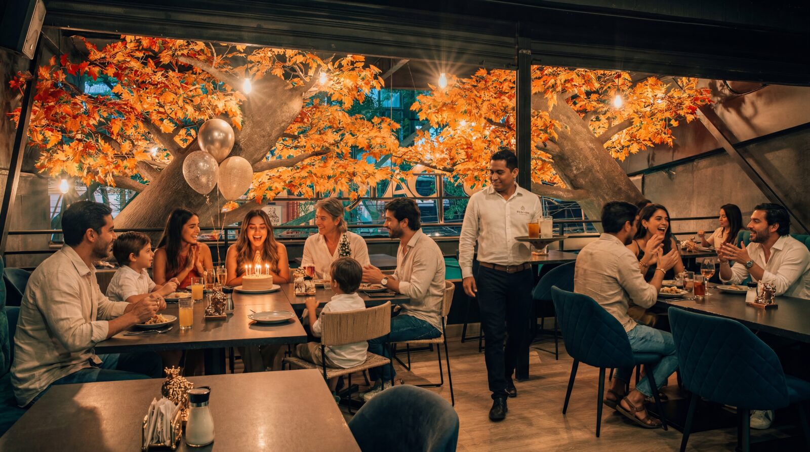 Familia celebrando en Rey Parrillero Provenza