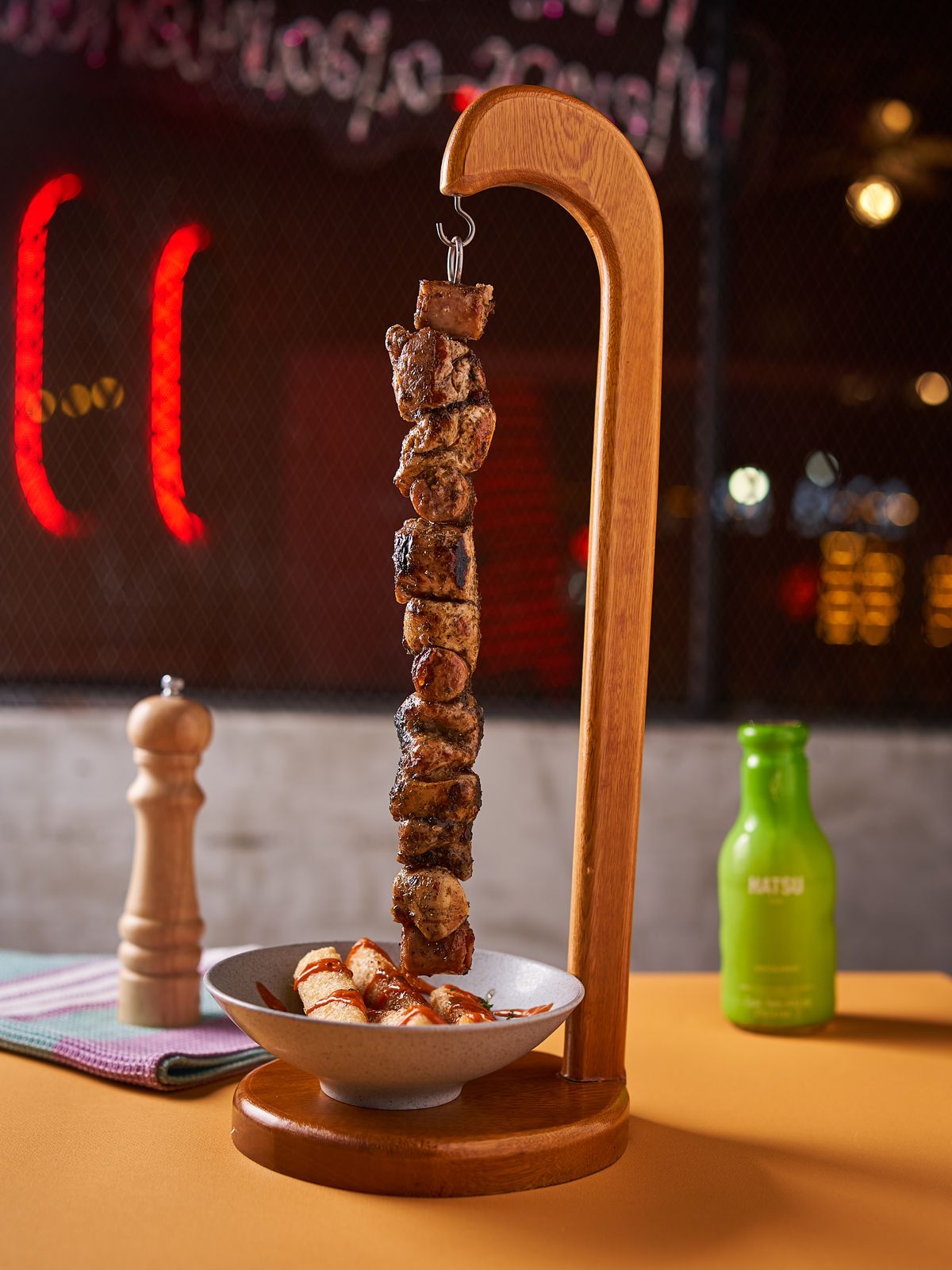 Brocheta mixta en espada de hierro con cortes variados sobre plato