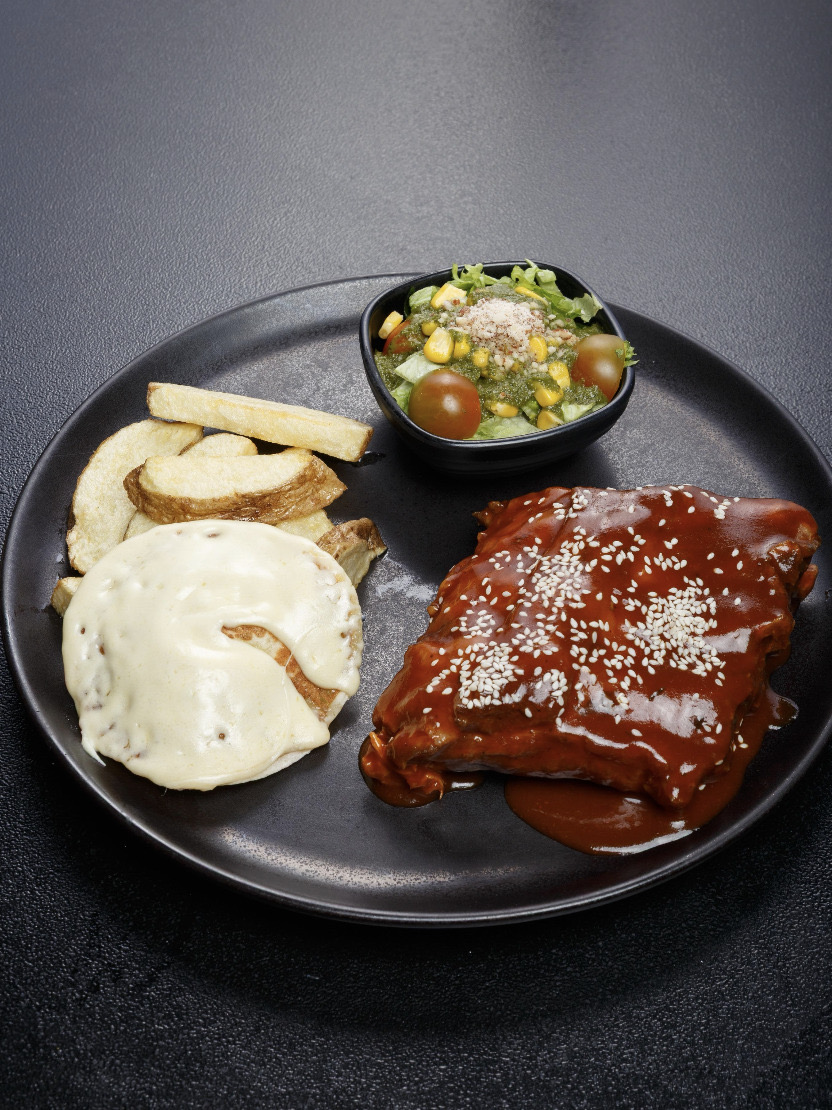 Costillas San Felipe glaseadas BBQ con sésamo y arepa gratinada
