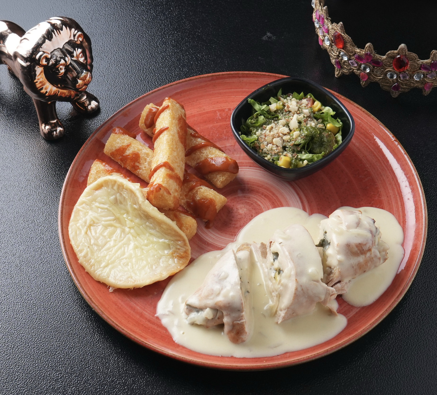 Pollo Atlantis relleno con salsa blanca y guarnición
