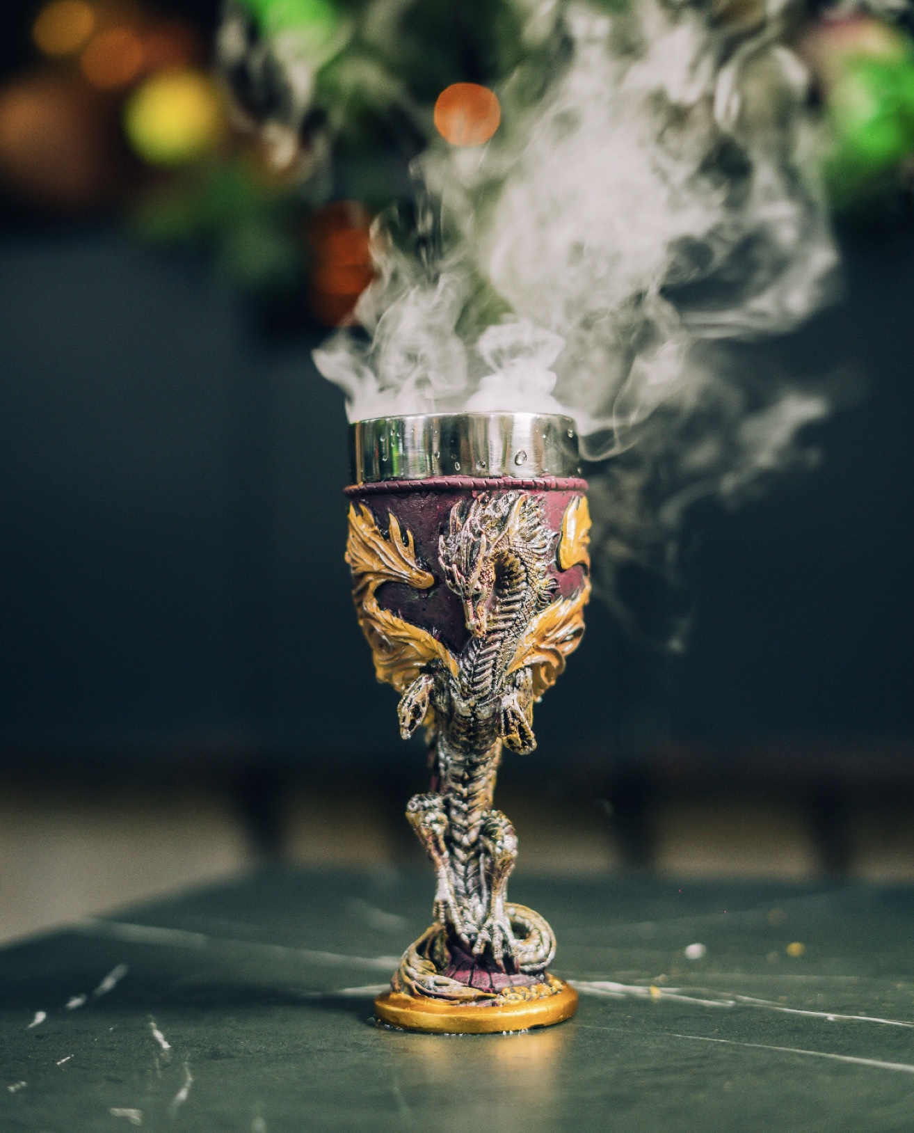 Copa de dragón dorado con humo seco — coctelería de autor de Rey Parrillero