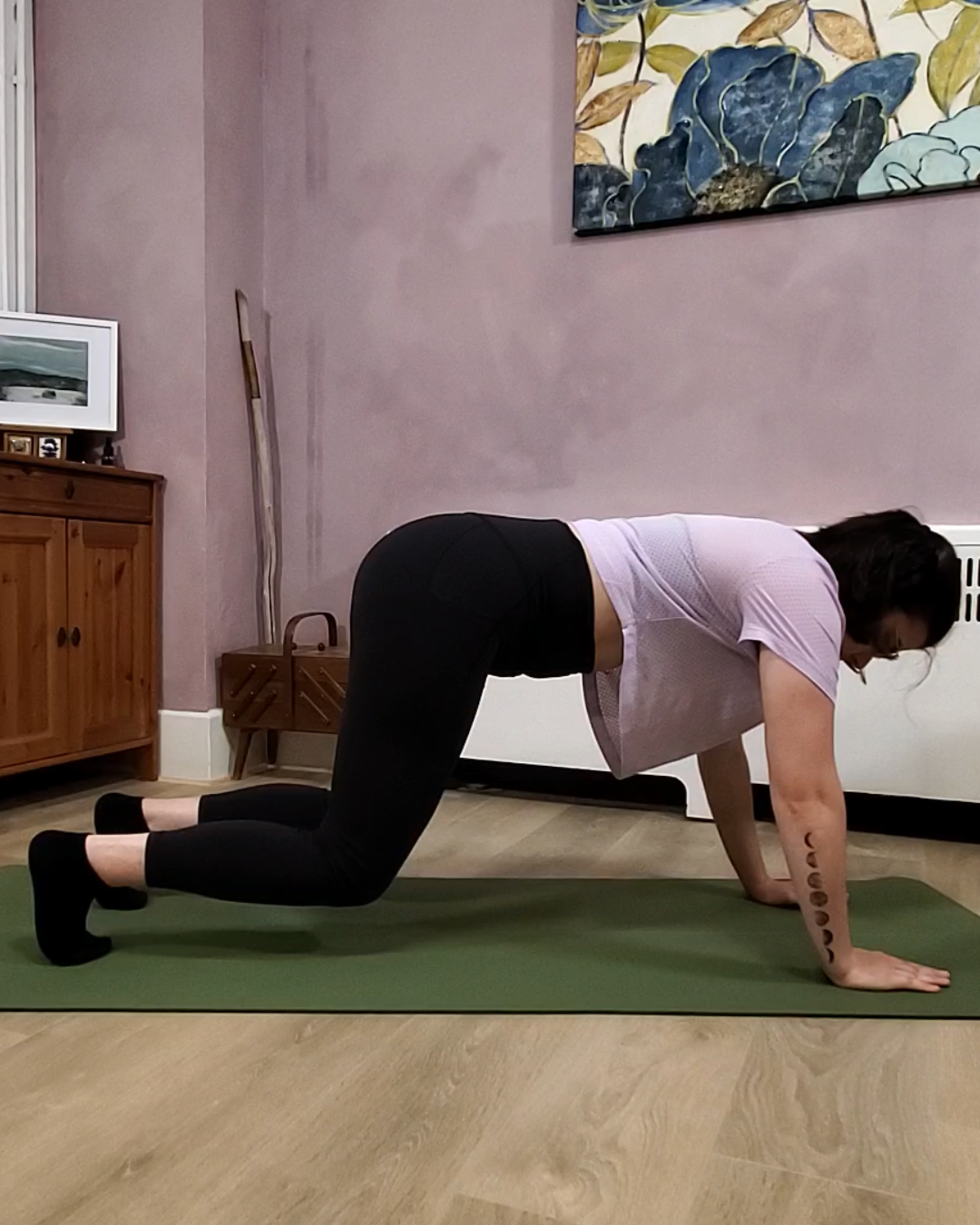 Une femme fait un exercice de yoga pour le dos