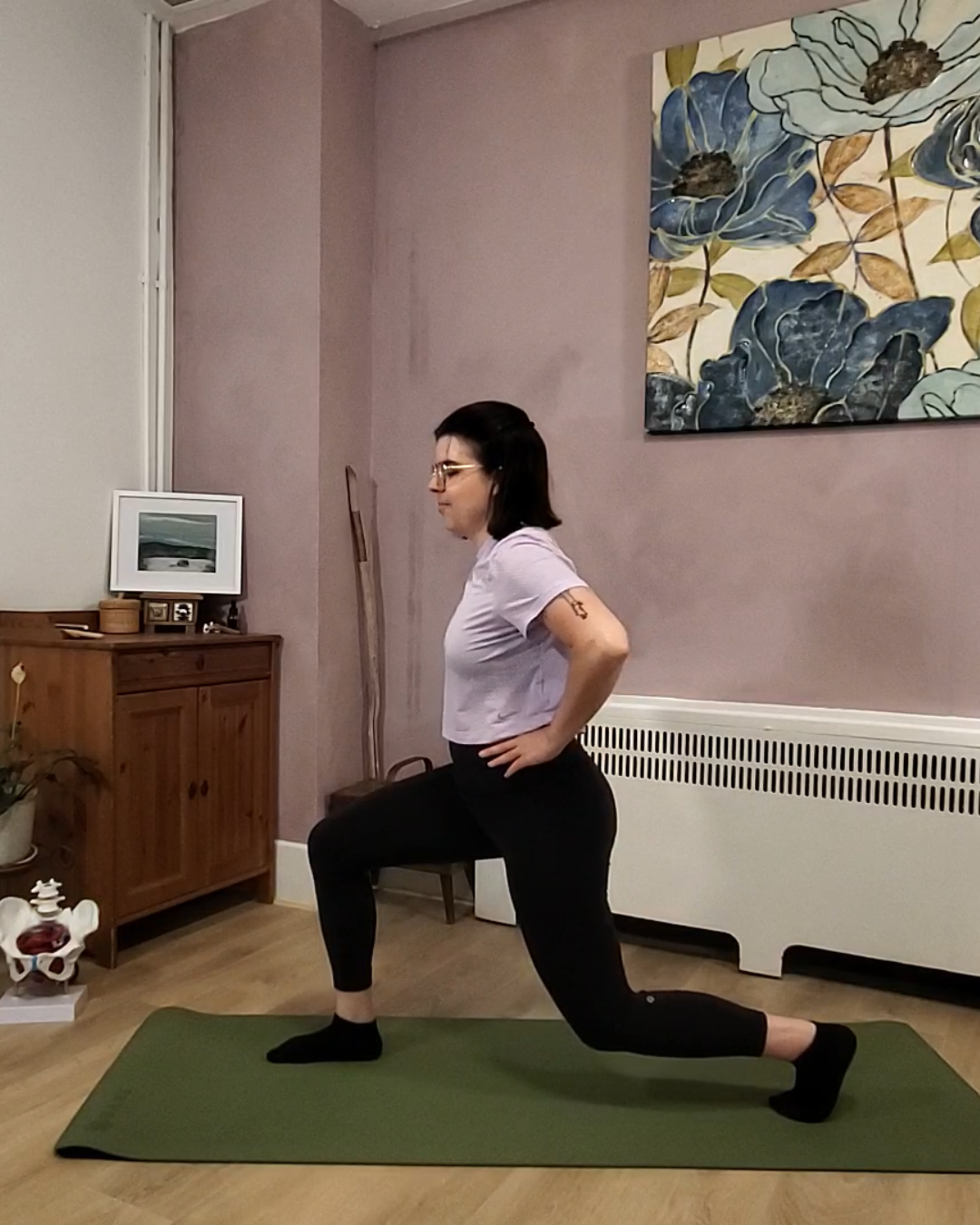 Une femme fait un exercice de yoga pour les jambes
