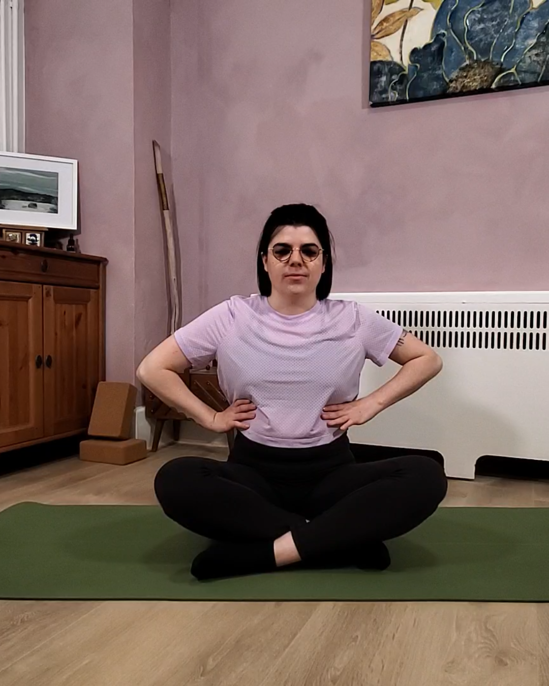 Une femme fait un exercice de respiration