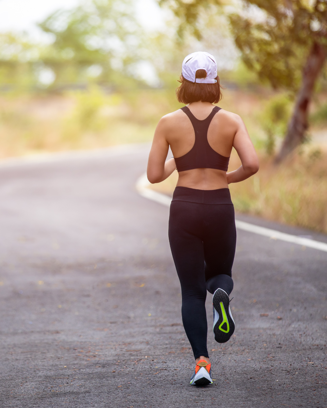 Une femme fait de la course à pied
