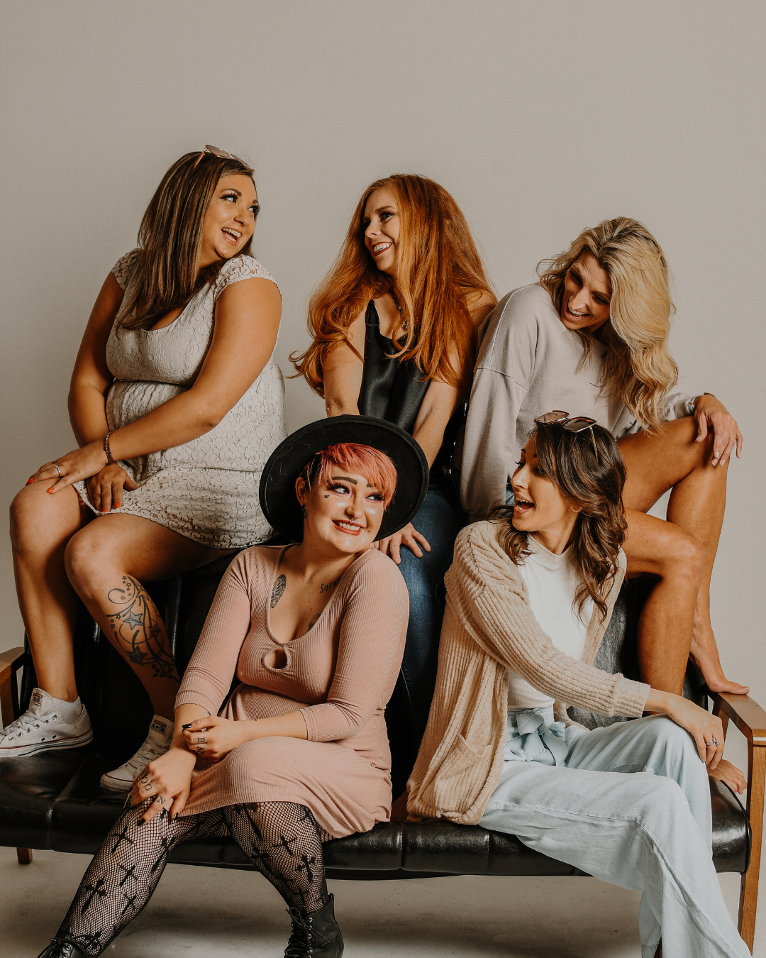 Des femmes se regardent et sourient