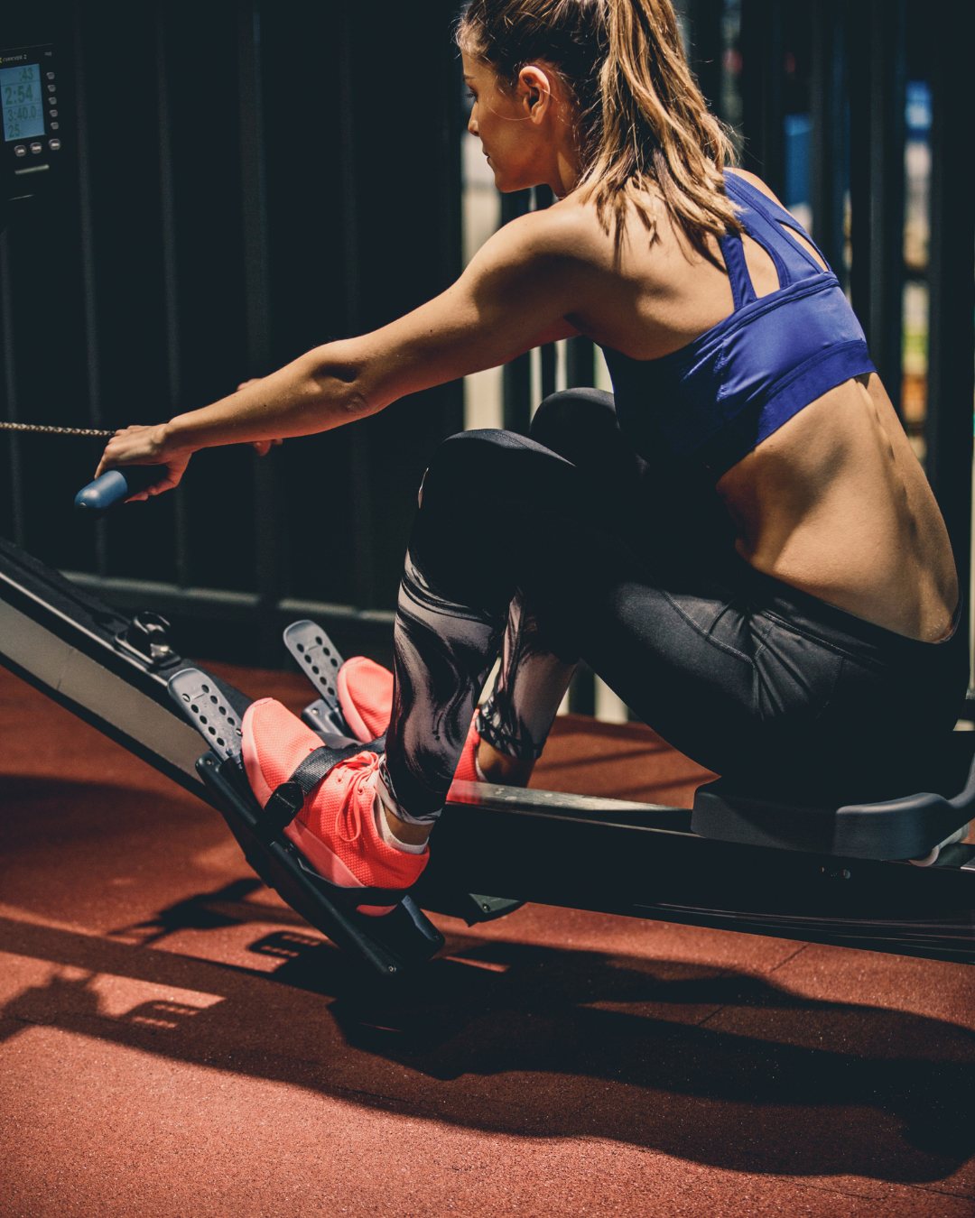 Une femme fait l'exercice de rames