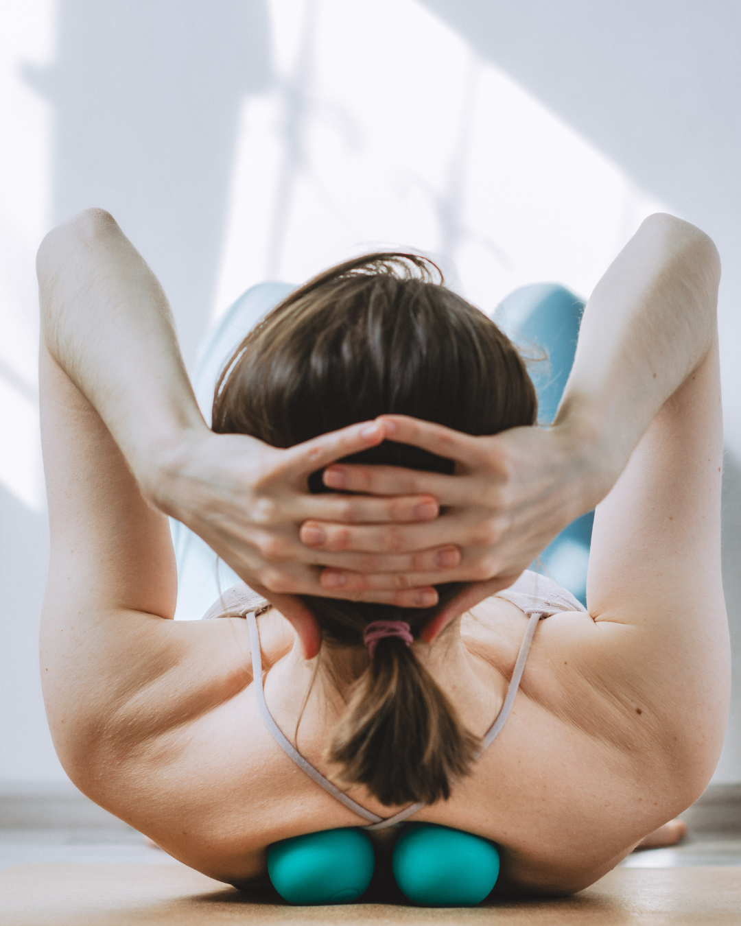 Une femme masse son dos avec des balles de massage