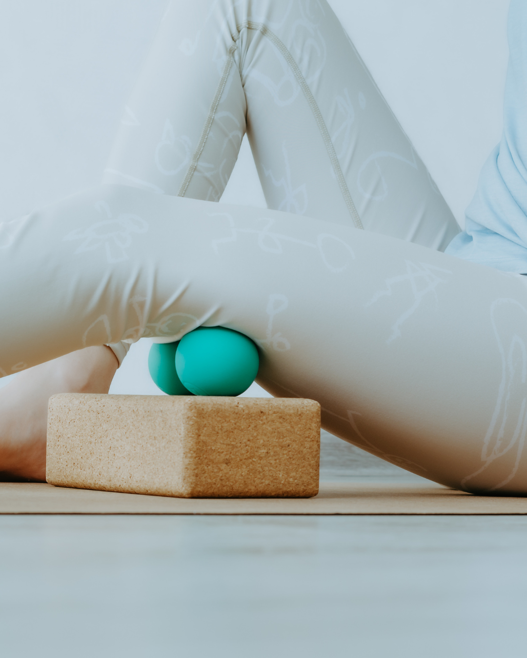 Une jambe de femme avec des balles de massages sous la cuisse