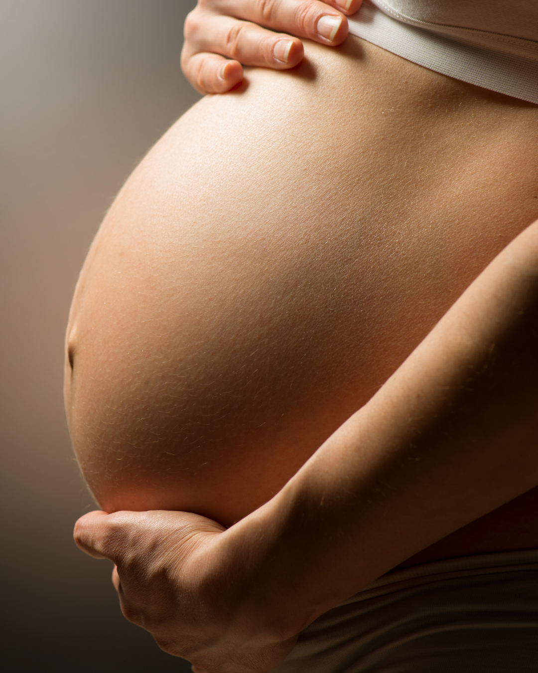 Une ventre de femme enceinte
