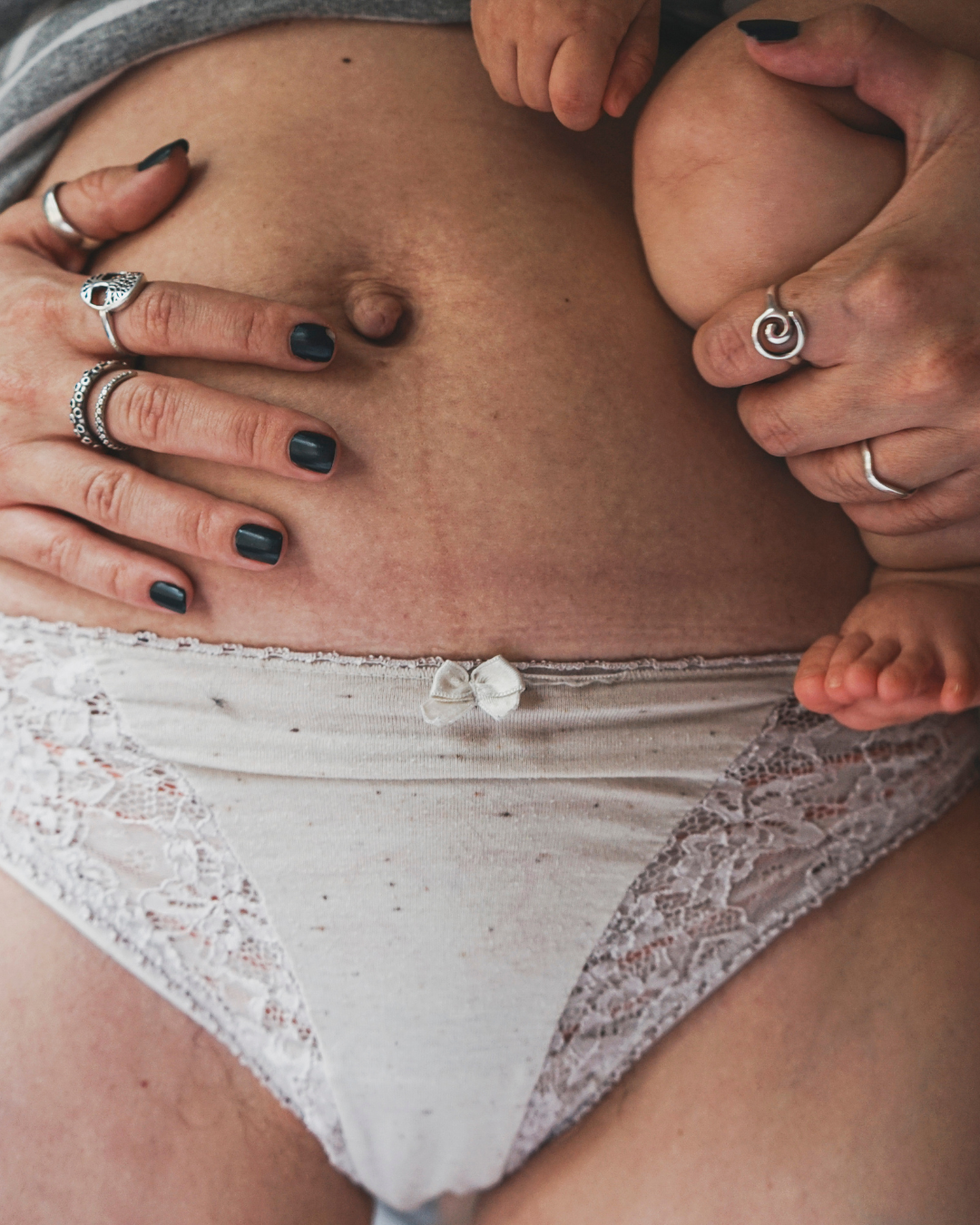 Un ventre de femme avec son bébé dans les bras