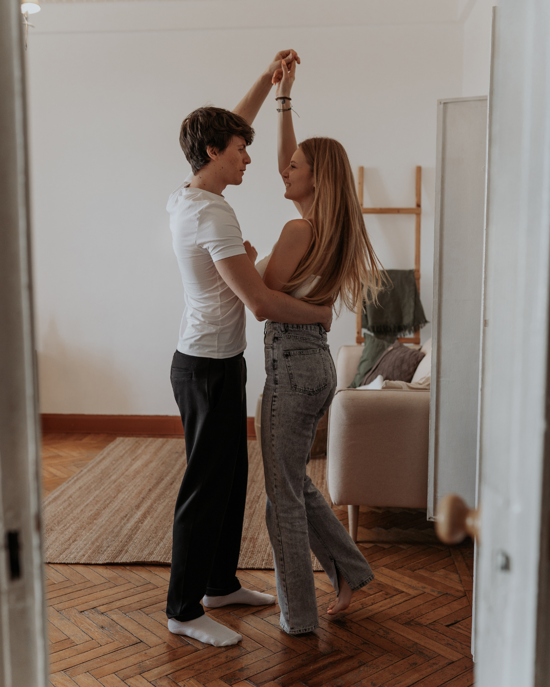 Une homme et une femme danse dans un appartement