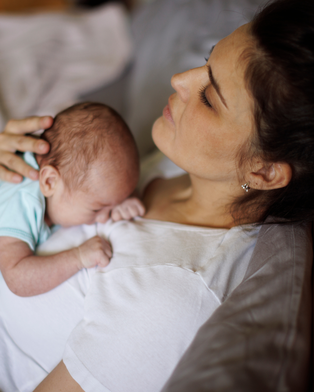 Une femme tient son bébé sur sa poitrine
