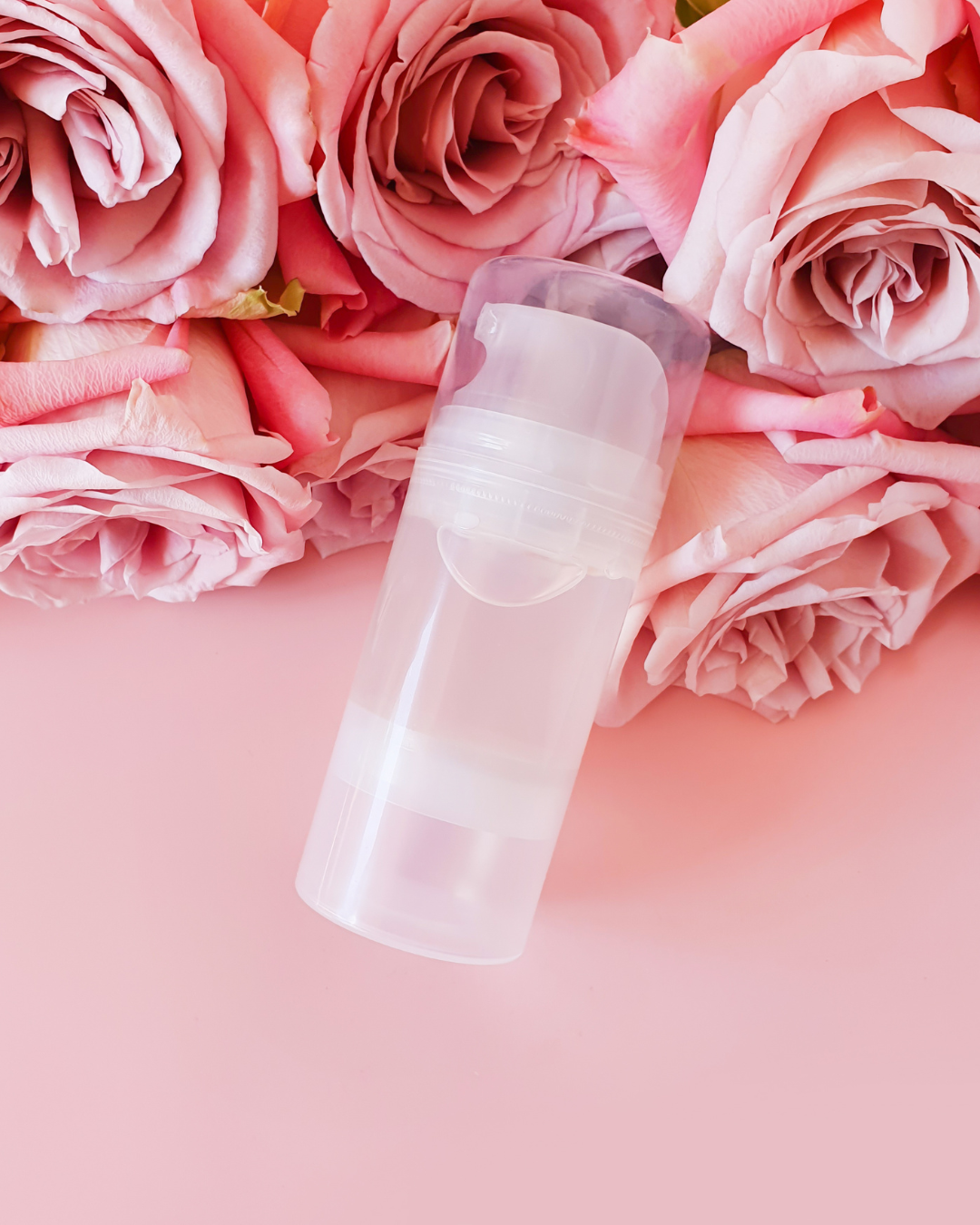 Une bouteille de lubrifiant ainsi que des roses