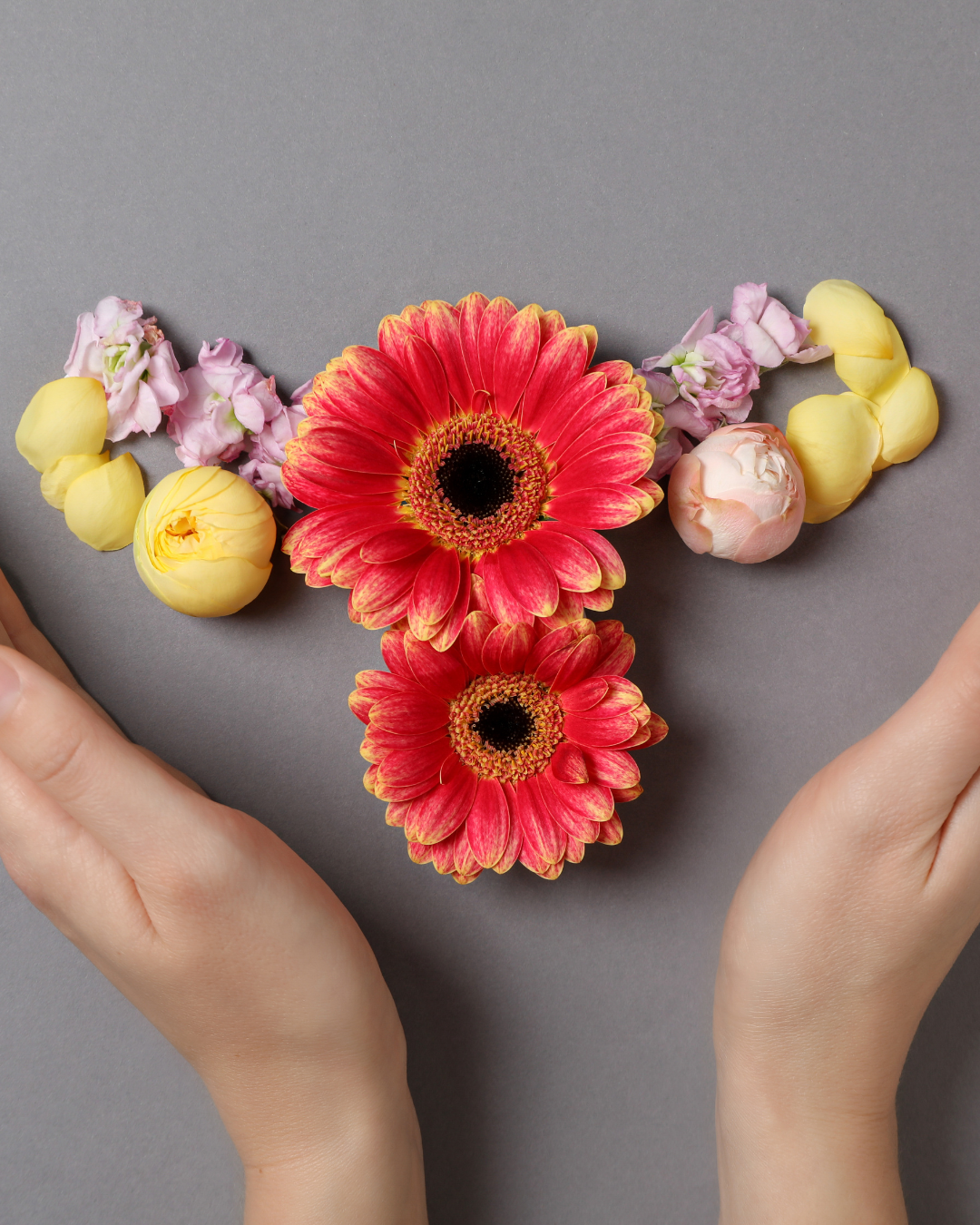 Des fleurs en forme de bassin et des mains de femme