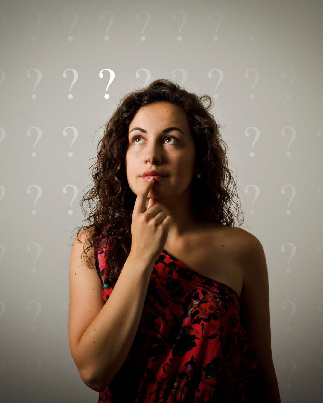 Une femme semble se poser une question 