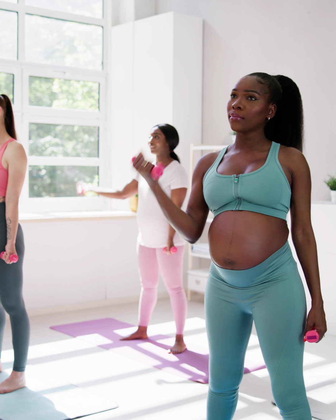 Une femme fait un exercice et soulève un poids