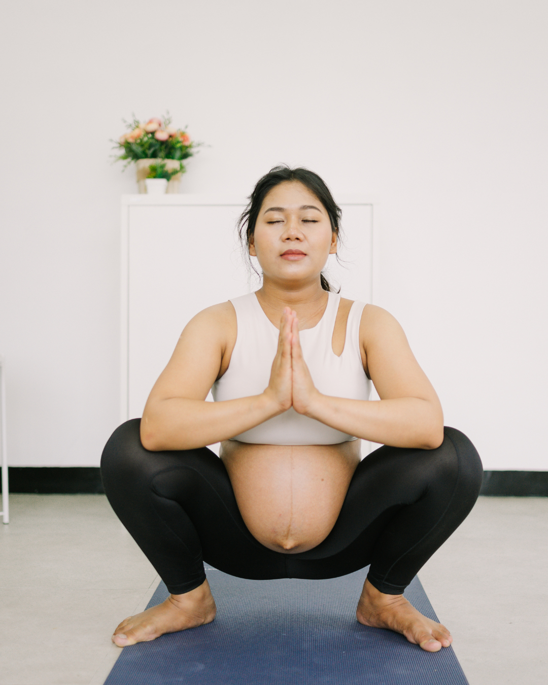 Une femme enceinte fait du yoga
