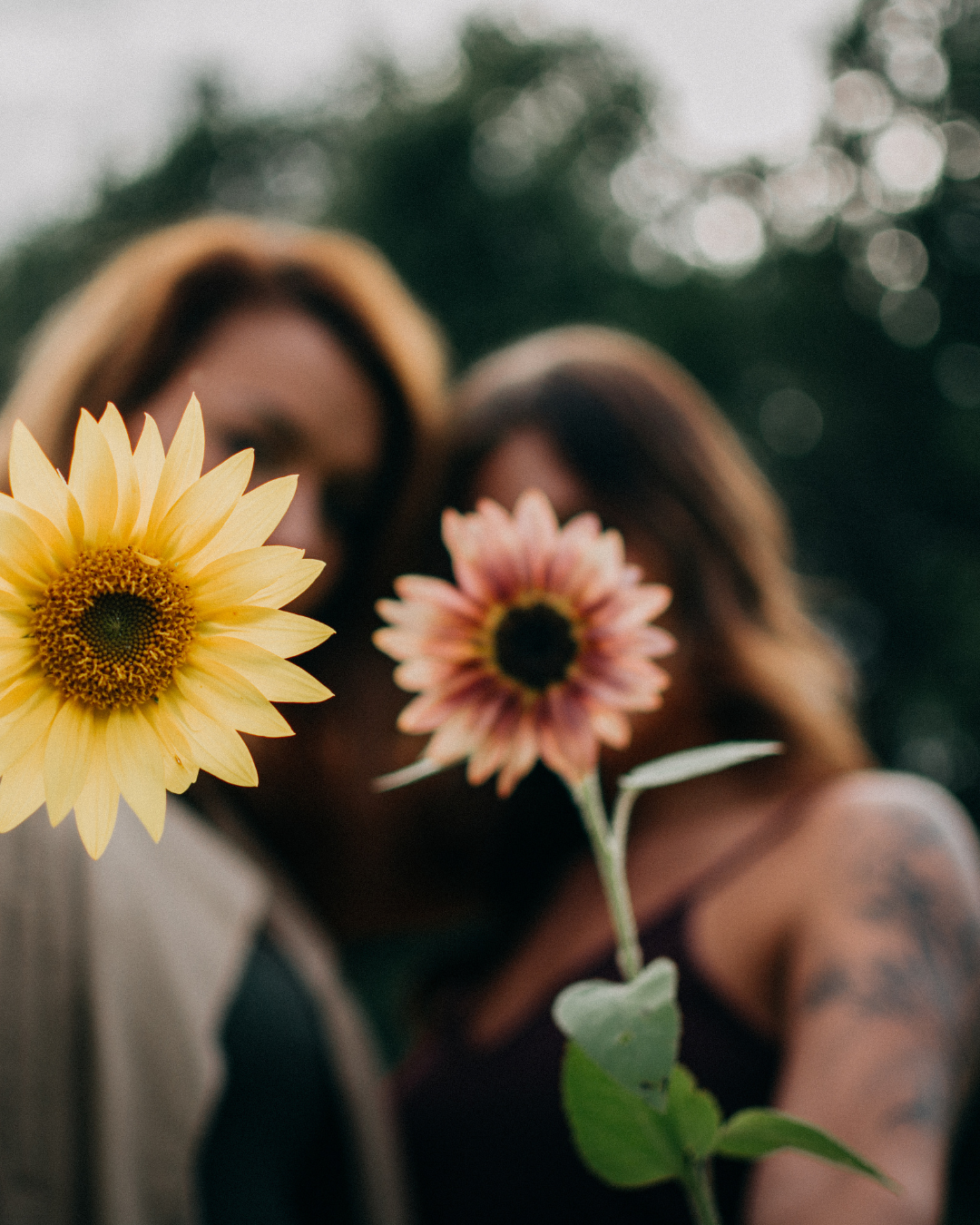 Deux femmes tiennent des fleurs, au premier plan