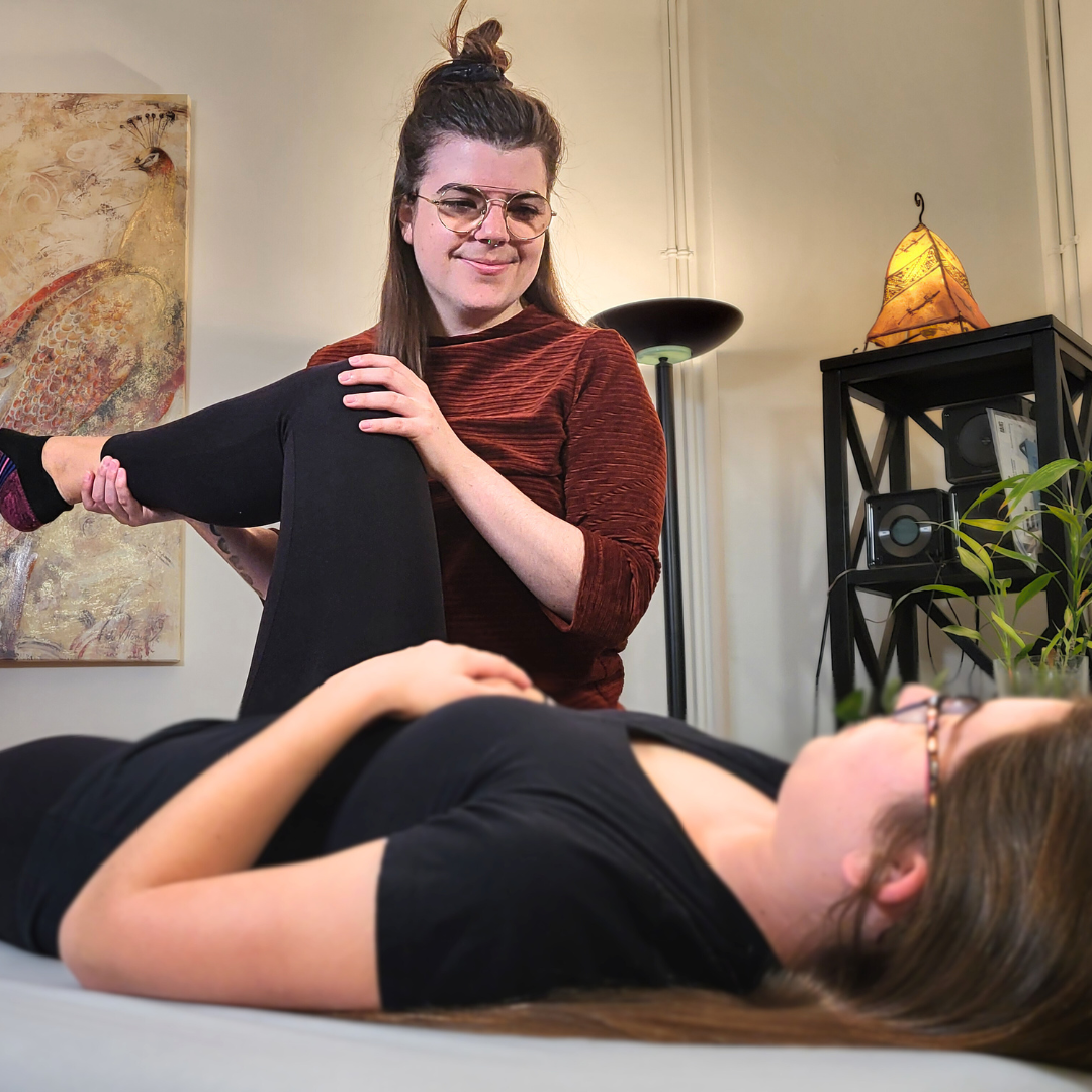 Une femme traite la jambe d'une autre femme