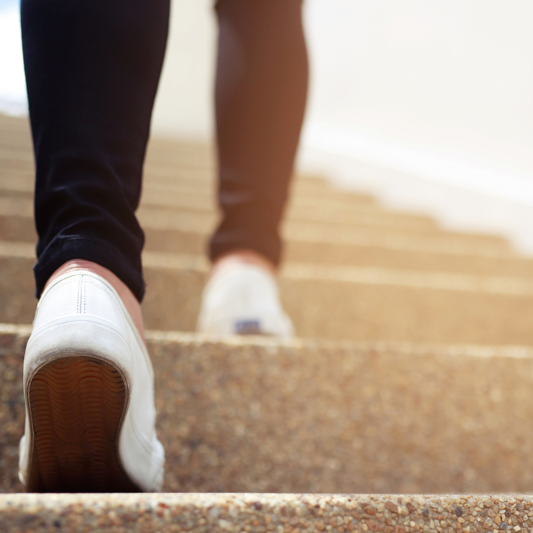 Les jambes d'une femme qui monte un escalier