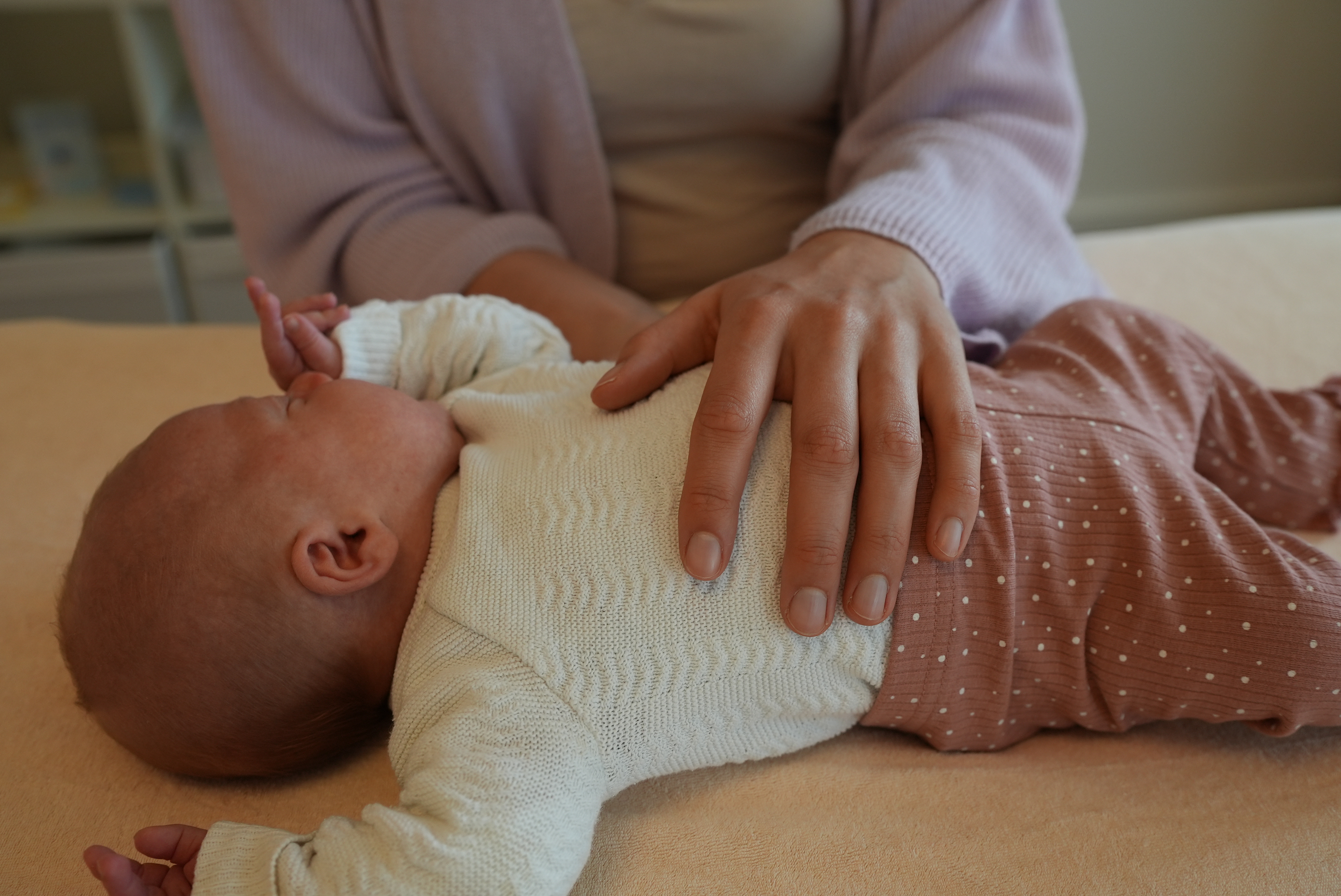 Sanfte osteopathische Behandlung eines Babys