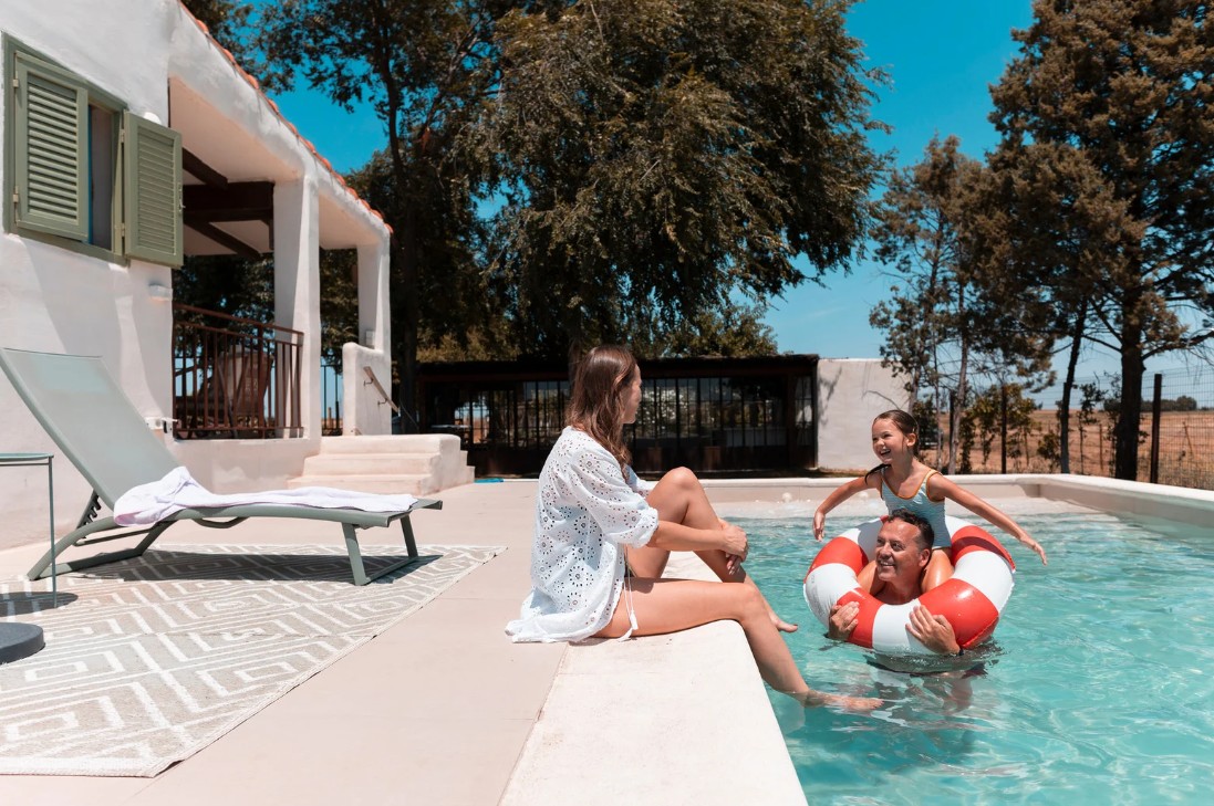 Cours de natation rassurant dans une piscine résidentielle