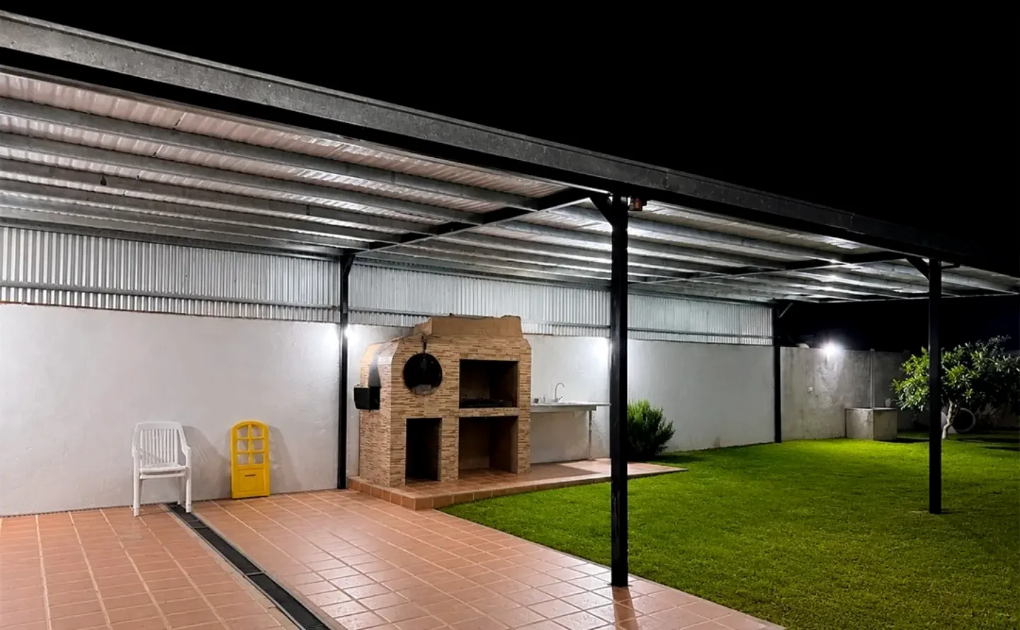 Tinglado de 6 por 15 metros sobre un quincho con parrilla en Trenque Lauquen