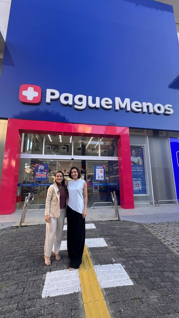 Dra. Tallita e Camila na entrada do local do evento