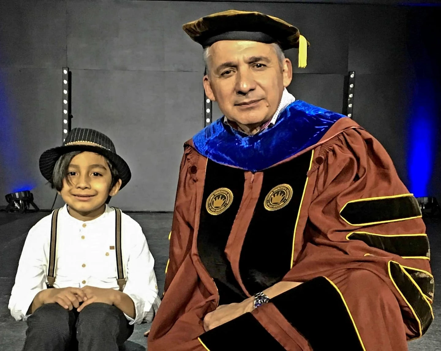 Dr. Mynor Vargas en una ceremonia de graduación