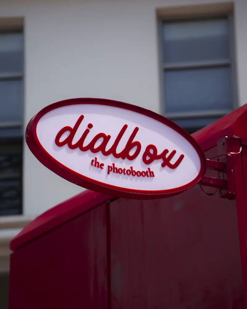 The oval dialbox sign
