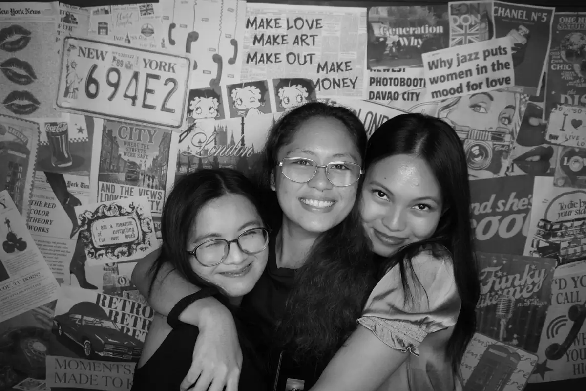 Three friends in black and white at Sandera