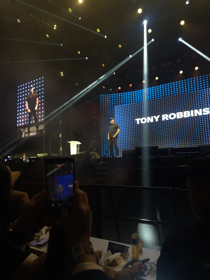 Primera fila viendo a Tony Robbins