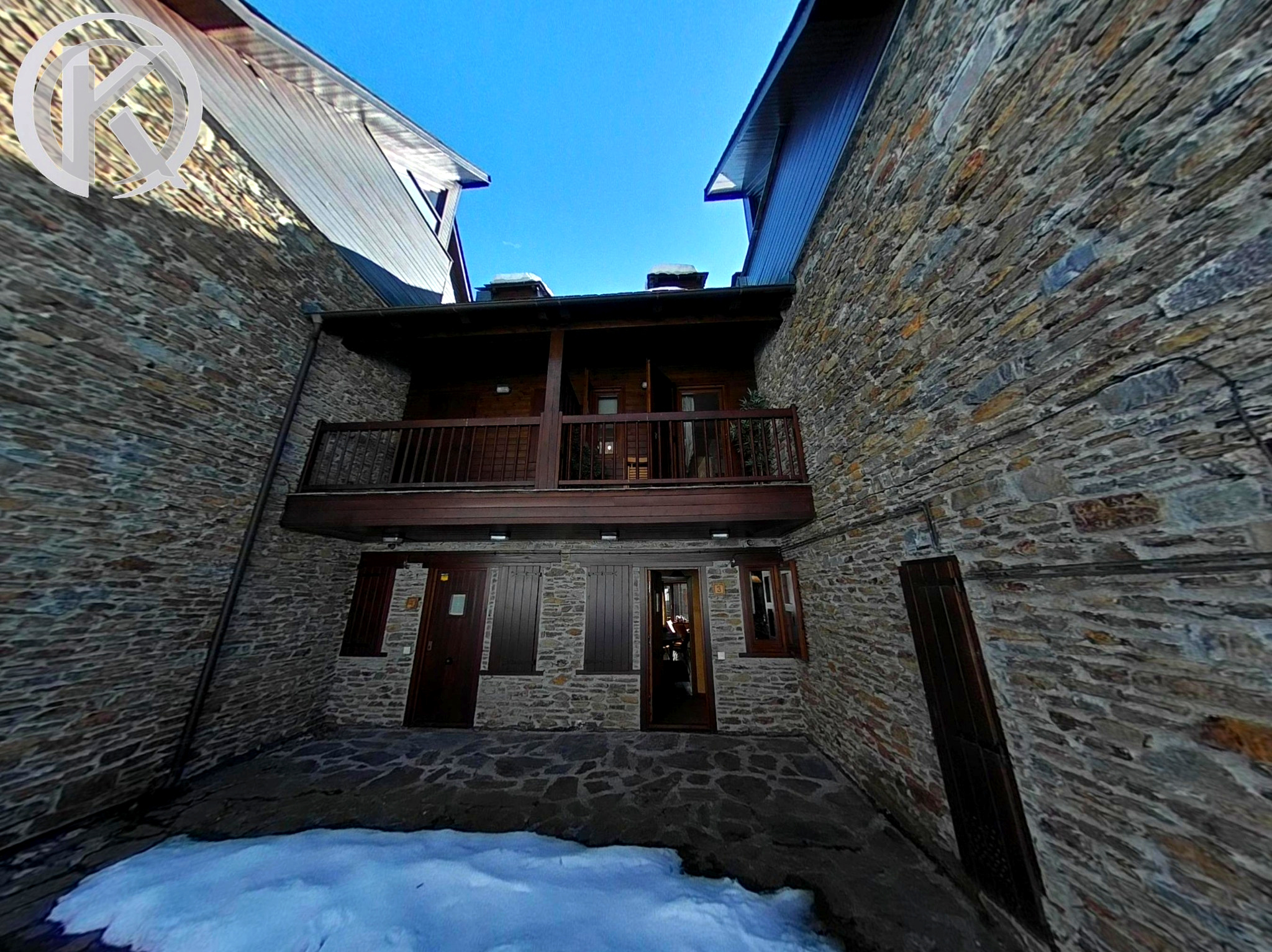 Vivienda de montaña en piedra y madera con vistas abiertas al valle