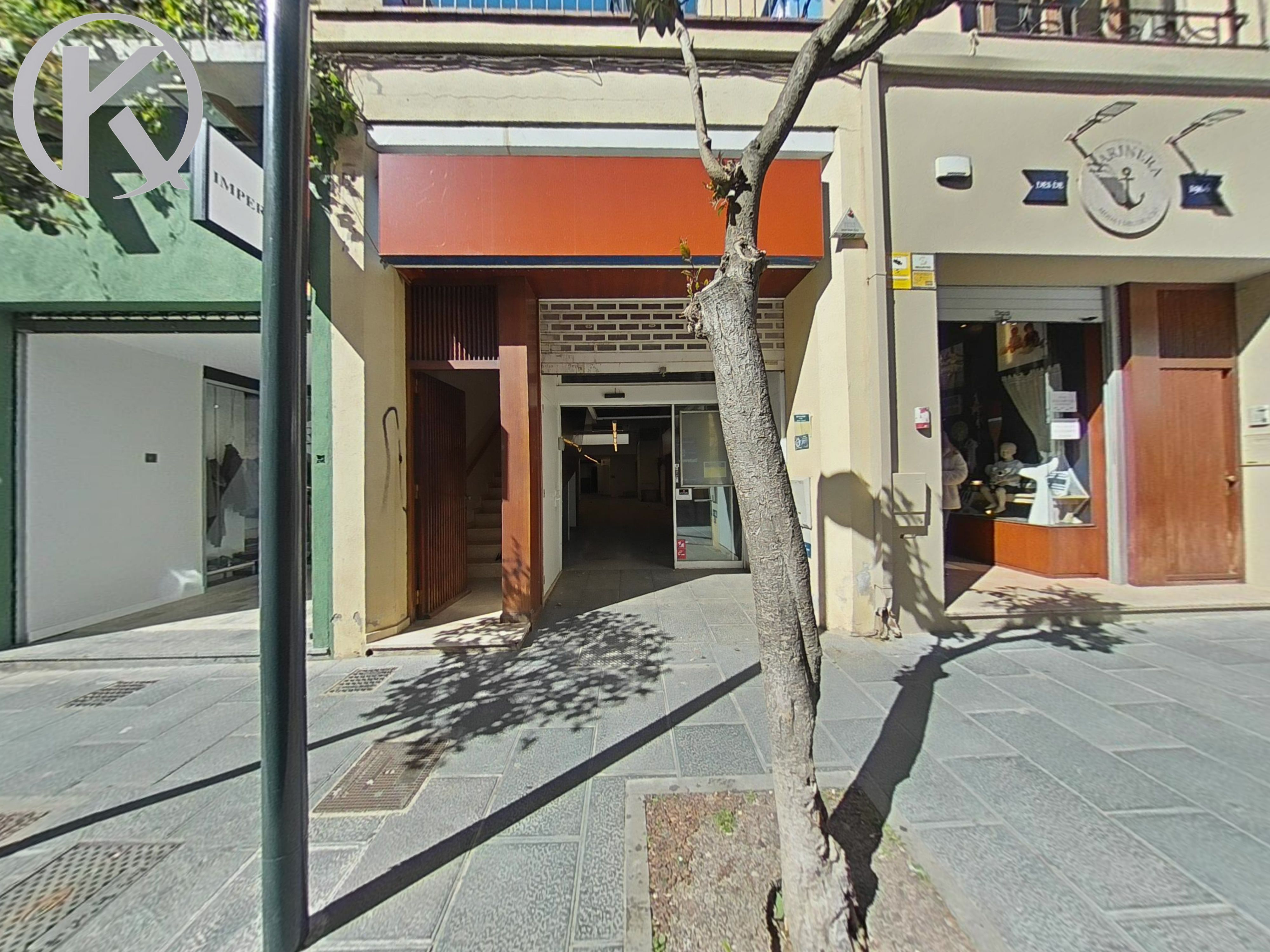 dúplex con terrazas soleadas en el corazón de Palafrugell y local comercial