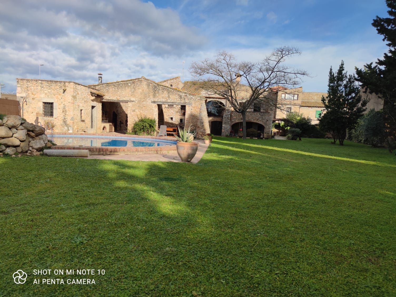 Masía medieval catalogada con piscina en Viladamat