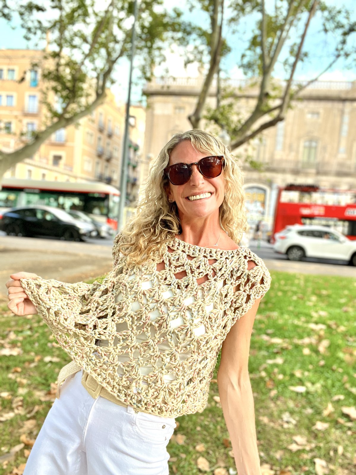 Trini riéndose en el parque, luciendo el top de crochet que acaba de terminar
