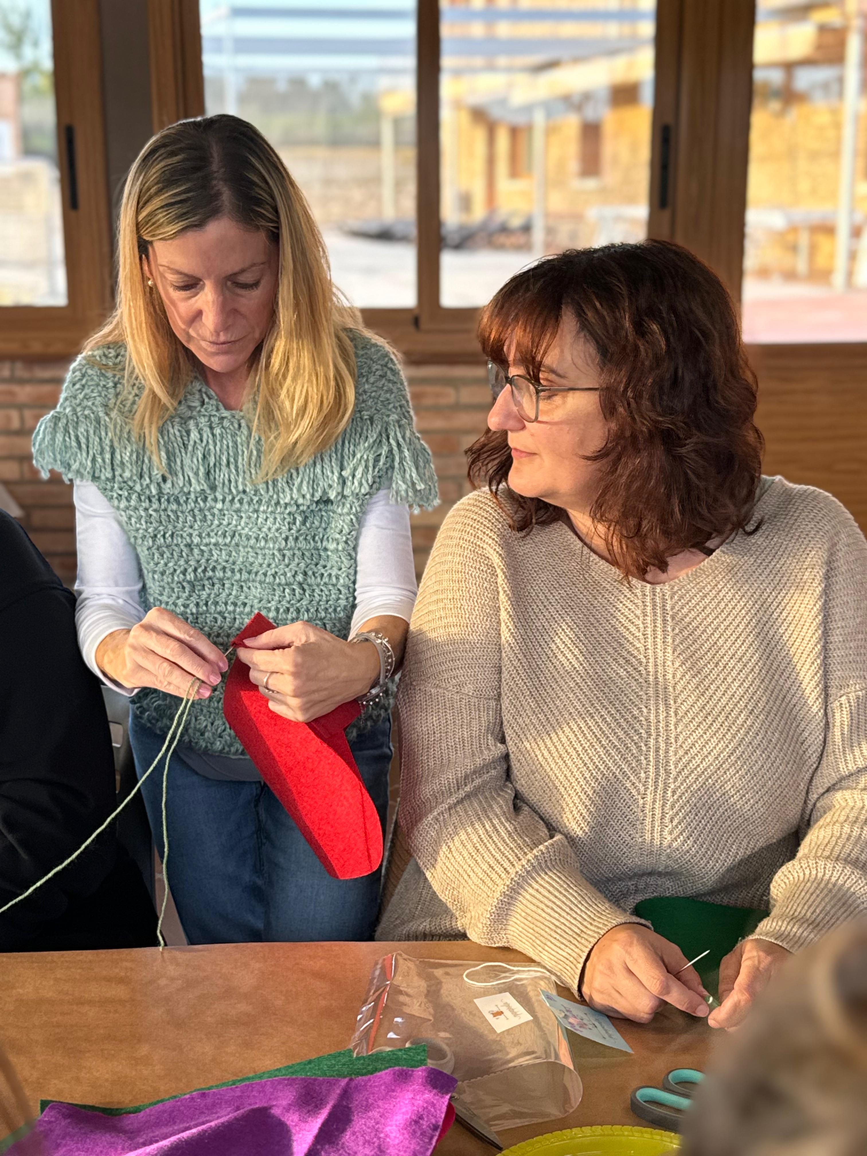 Alumnas del club Pepapirula trabajando juntas en un taller