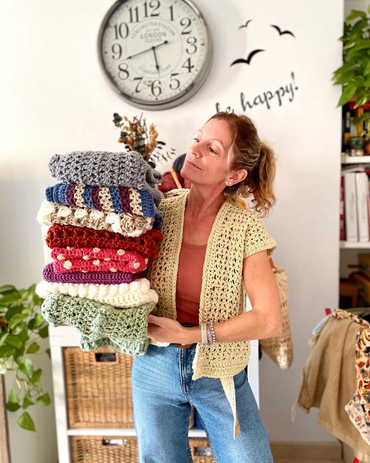 Trini Pepapirula con una pila de mantas de crochet