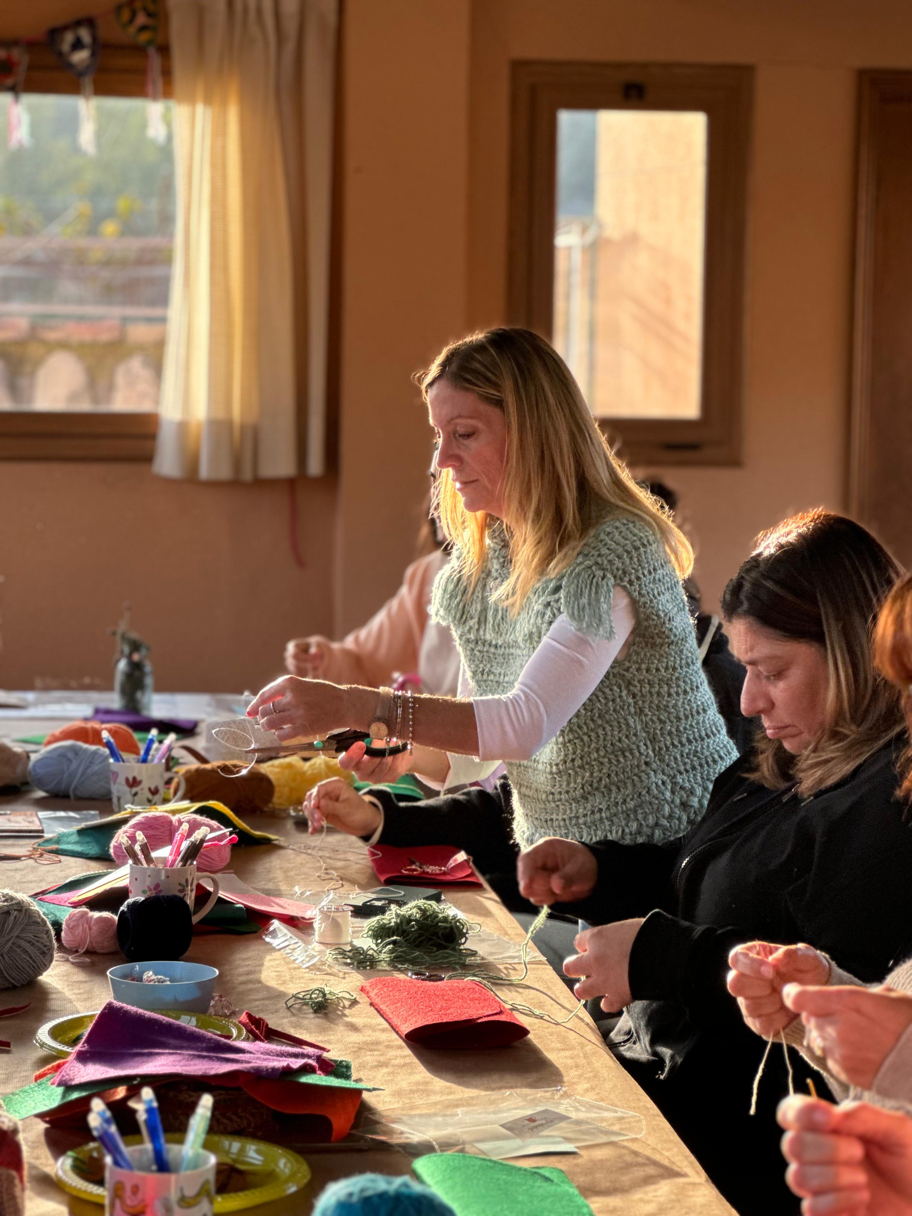 Trini enseñando costura en un taller presencial con alumnas