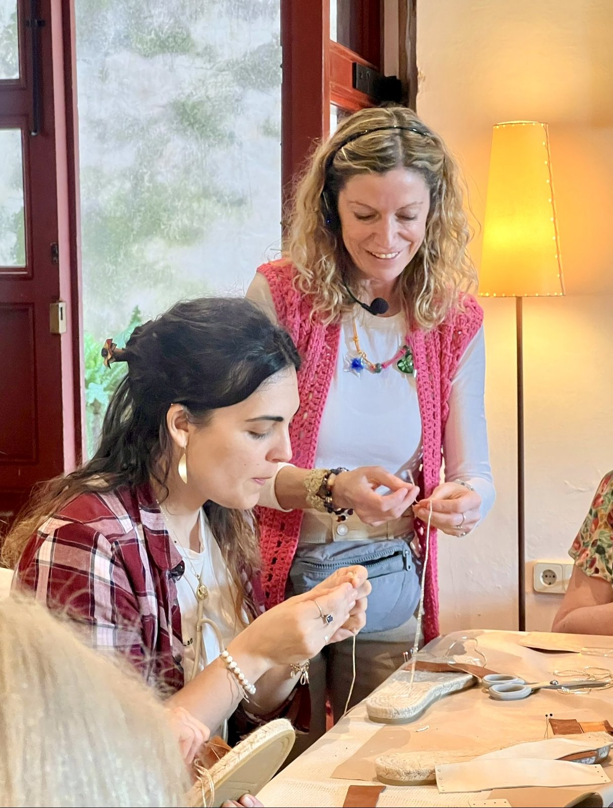 Trini de Pepapirula trabajando junto a sus alumnas en un taller presencial
