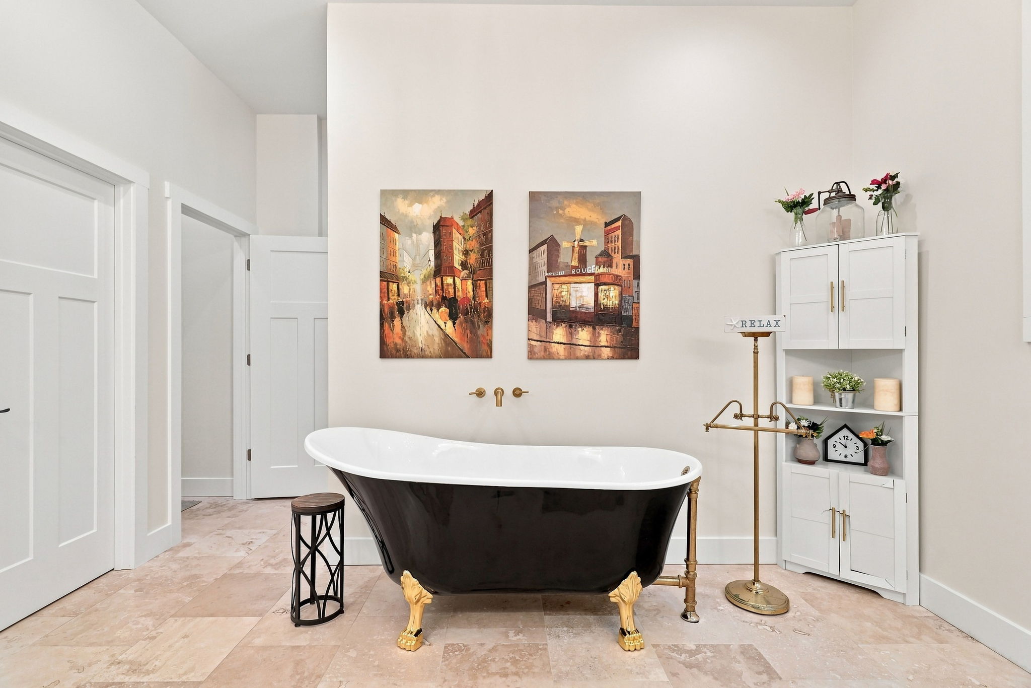 MLS Photography: a straightforward, tightly-cropped documentary shot of a freestanding tub