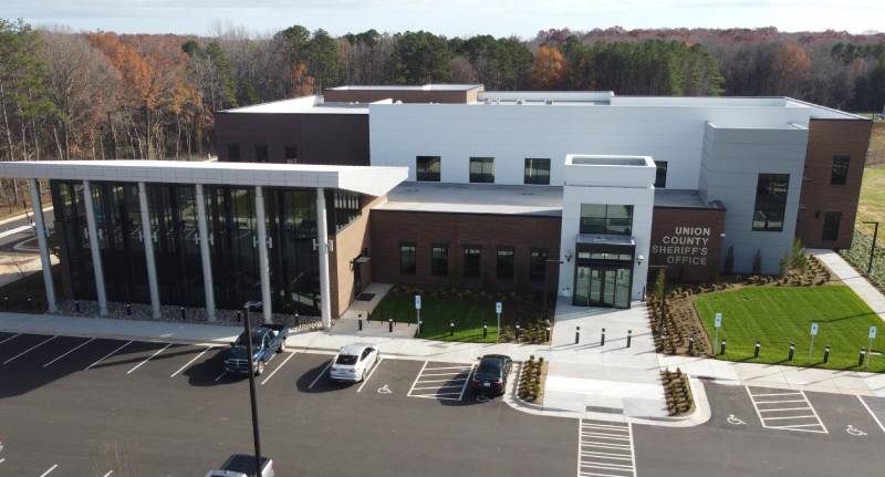 Área exterior del Union County Detention Center en Monroe.