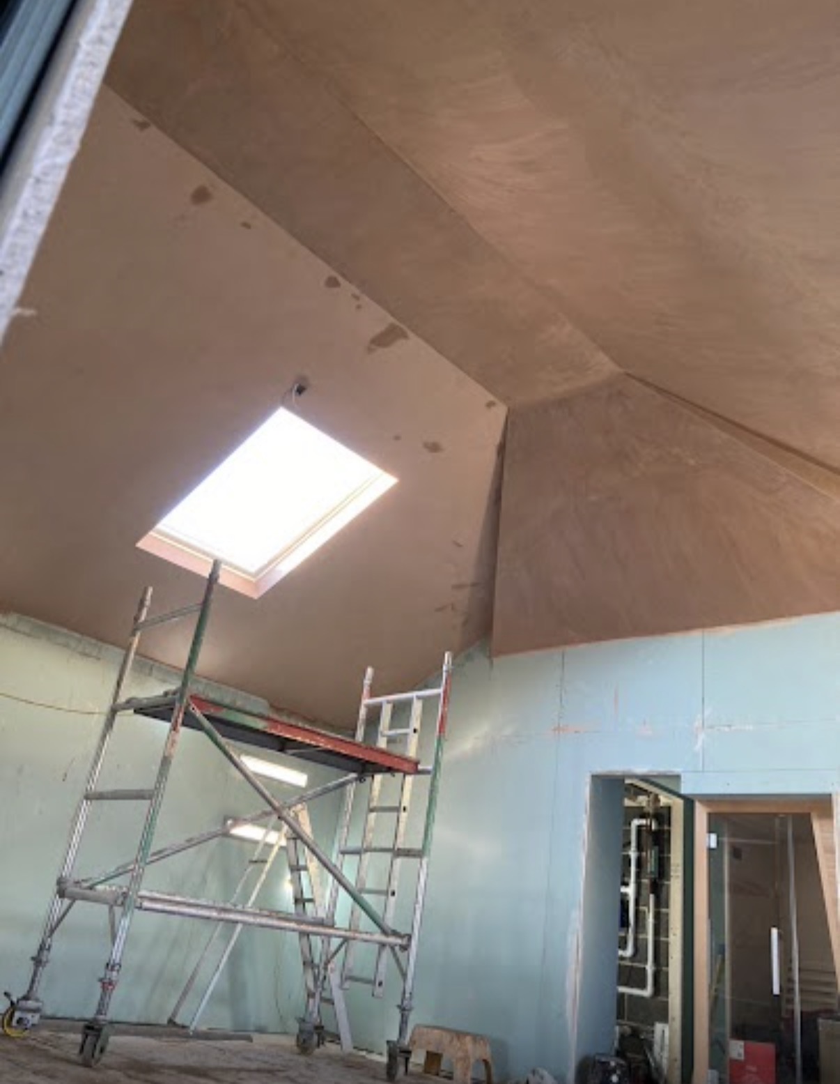 Plastered ceiling in an interior by Elite Plastering Contractors Ltd